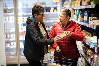 Quel est le tarif d'une garde personne âgée 24h/24 en 2026 ? Prix, aides et solutions moins chères